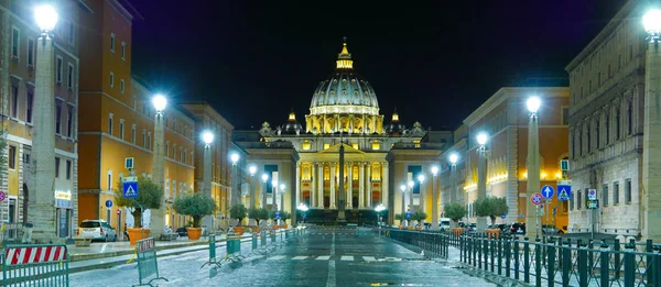 Vatikanische stadt in rom bei nacht mit blick auf die basilika st peters — Stockfoto