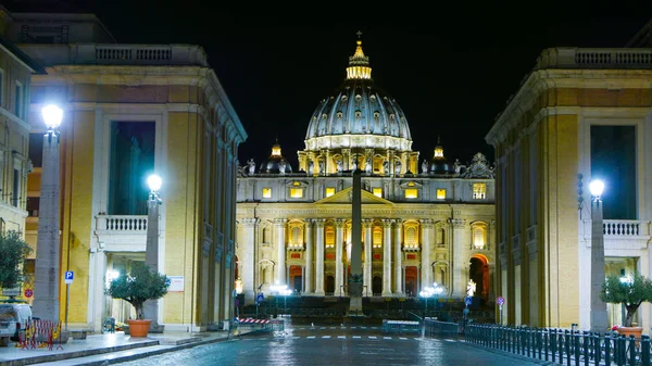 Vackra Peterskyrkan i Vatikanen i Rom - nattvisning — Stockfoto