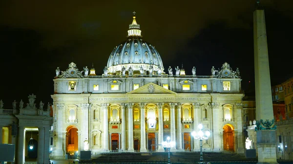 在罗马的梵蒂冈圣彼得大教堂的夜俯瞰 — 图库照片