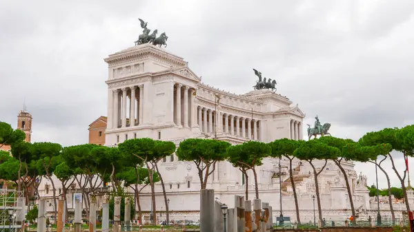Το εθνικό μνημείο κτίριο στη Ρώμη — Φωτογραφία Αρχείου