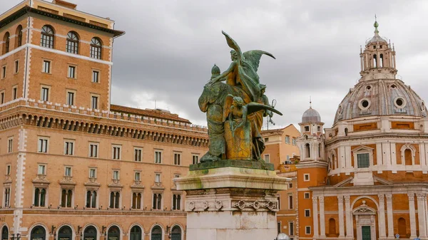 Statue impressionanti al Monumento Nazionale Viktor Emmanuel a Roma — Foto Stock