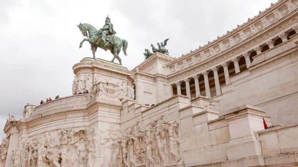 在维托里奥 · 埃国家纪念碑在罗马雕像 — 图库照片