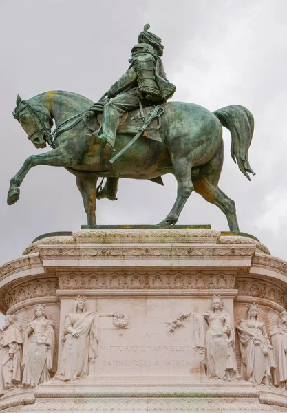 Estátua no Monumento Nacional de Vittorio Emanuele em Roma — Fotografia de Stock