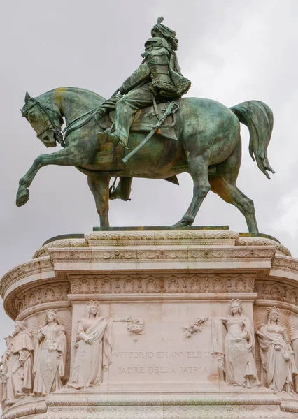 Статуя в Національний Пам'ятник з Віктора Еммануїла II в Римі — стокове фото
