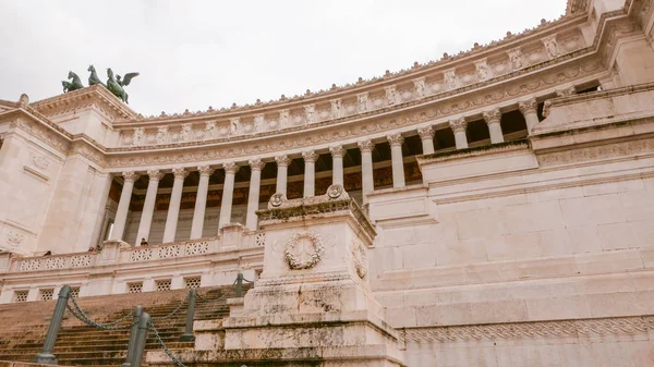 El impresionante Monumento Nacional Viktor Emmanuel en Roma — Foto de Stock