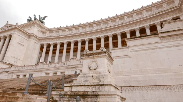 El impresionante Monumento Nacional Viktor Emmanuel en Roma — Foto de Stock