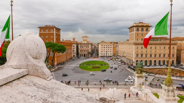 Brede hoekmening over Venetiaanse Sqaure in Rome - Piazza Venezia — Stockfoto