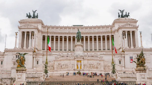 El Monumento Nacional Viktor Emmanuel de Vittorio Emanuele en Roma - una atracción turística — Foto de Stock