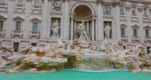 A híres Trevi Fountains Rómában - egy hatalmas turisztikai attrakció — Stock Fotó