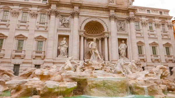 最重要的标志性建筑，在罗马-特雷维喷泉-许愿 — 图库照片