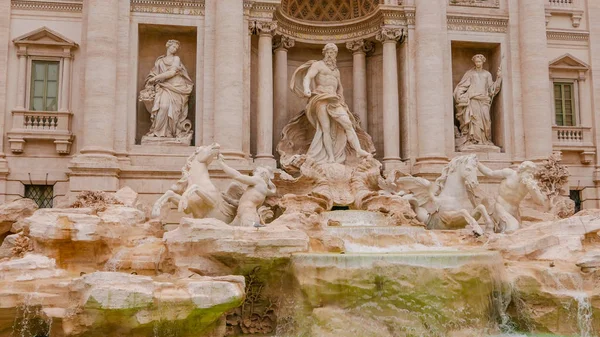 Pięknej fontanny di Trevi w Rzymie - słynnym zabytkiem — Zdjęcie stockowe