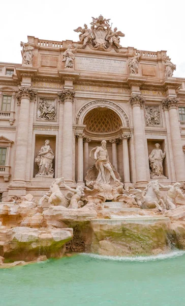A híres Trevi Fountains Rómában - egy hatalmas turisztikai attrakció — Stock Fotó