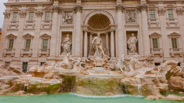 Gyönyörű Trevi-kúttól, Róma - a híres mérföldkő — Stock Fotó