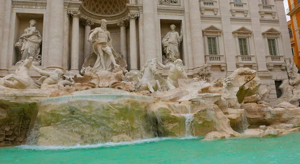 最重要的标志性建筑，在罗马-特雷维喷泉-许愿 — 图库照片