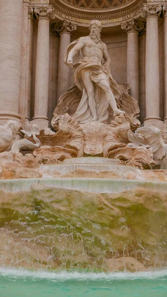 令人惊异的雕像，在罗马喷泉 — 图库照片