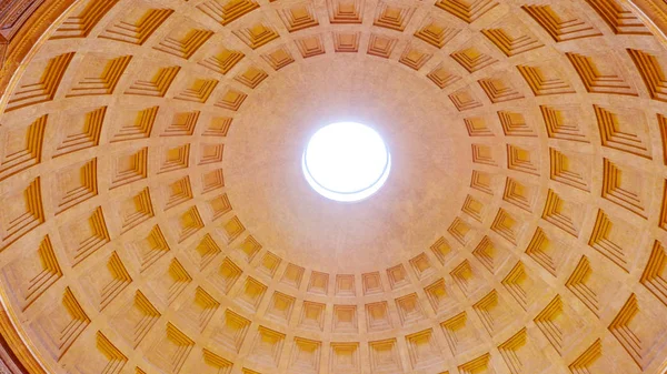 Roma'da Pantheon şaşırtıcı kubbe