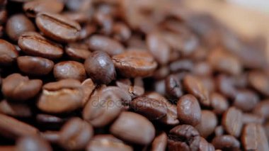 Taze kavrulmuş kahve çekirdeği.