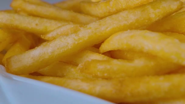 Papas fritas doradas - listas para comer — Vídeo de stock