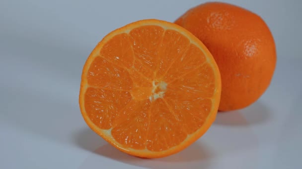 Naranja en rodajas: fresca del mercado — Vídeos de Stock