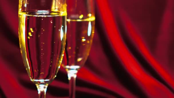 Окуляри шампанського на червоному оксамиті - красива сцена — стокове відео