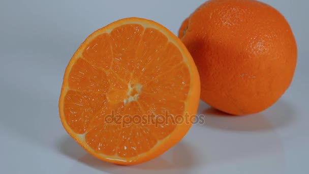 Primer plano de una naranja recién cortada en rodajas — Vídeos de Stock