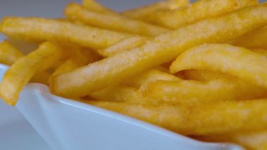 Patates kızartması bir kase kadar yakın çekim