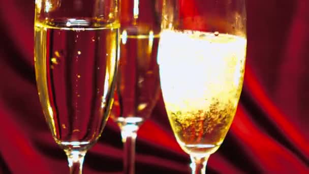 Close-up shot van mousserende wijn of Champagne — Stockvideo