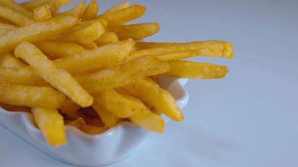 Papas fritas doradas - listas para comer — Vídeos de Stock