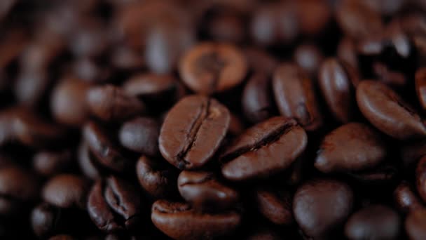 Frisch geröstete Kaffeebohnen — Stockvideo