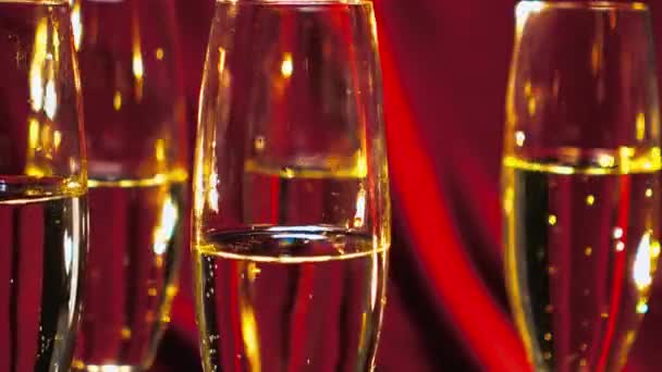 Close-up shot van mousserende wijn of Champagne — Stockvideo
