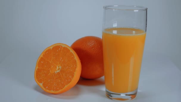 Taze sıkılmış portakal suyu. — Stok video