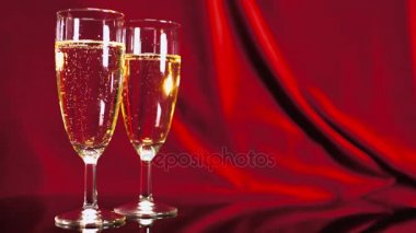 Bardak şampanya kırmızı kadife - güzel bir sahne üzerinde