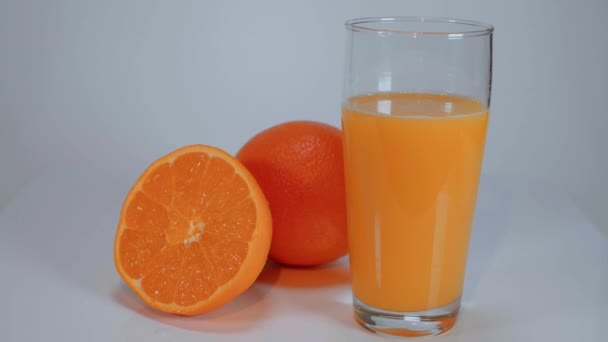Laranjas e Suco de laranja - tiro de perto — Vídeo de Stock