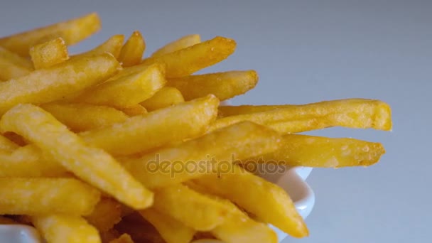 Fresco frito - Papas fritas crujientes de oro - delicioso — Vídeos de Stock