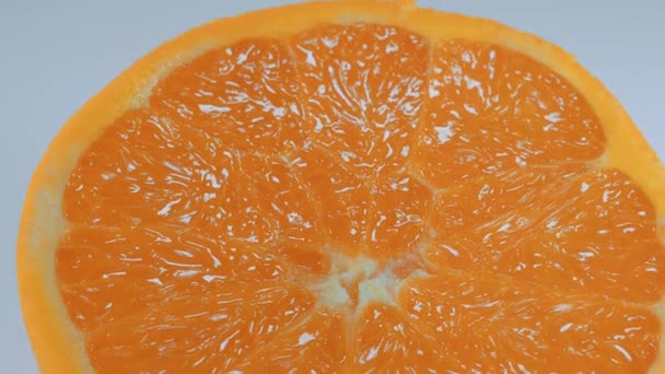 Taze dilimlenmiş portakal - yakın çekim yukarı — Stok video