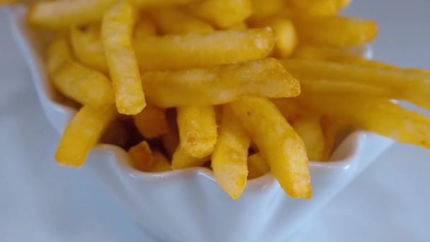 Gyllene pommes frites - redo att äta — Stockvideo