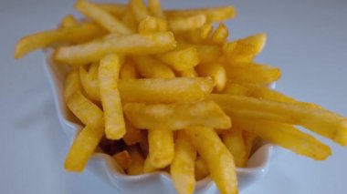 Altın patates kızartması - yemek hazır