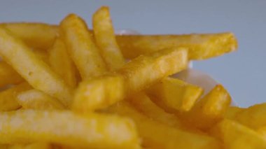 Altın patates kızartması - yemek hazır