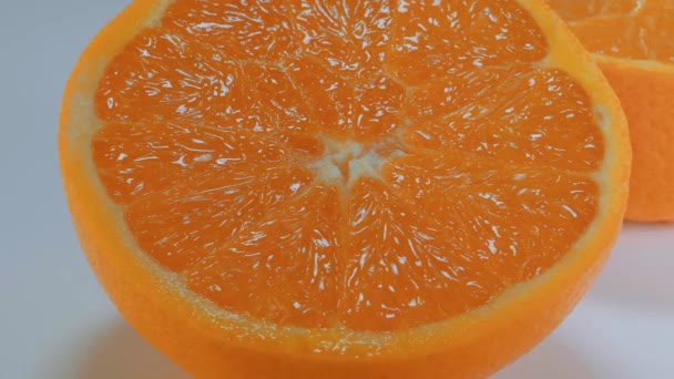 Naranja fresco en rodajas - tiro de cerca — Vídeo de stock