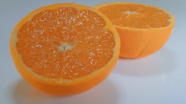 Friss, szeletelt narancs - lövés közelről — Stock videók