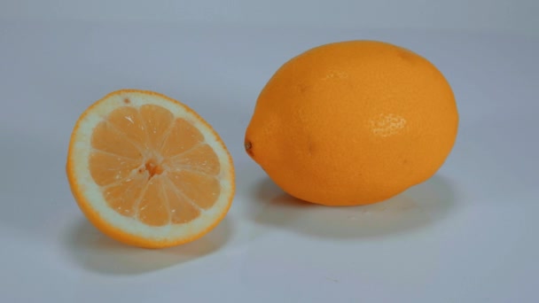 Gesneden citroen - klaar voor het knijpen — Stockvideo