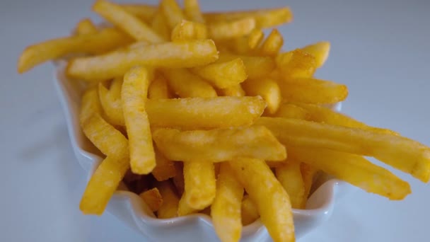 Papas fritas doradas - listas para comer — Vídeos de Stock