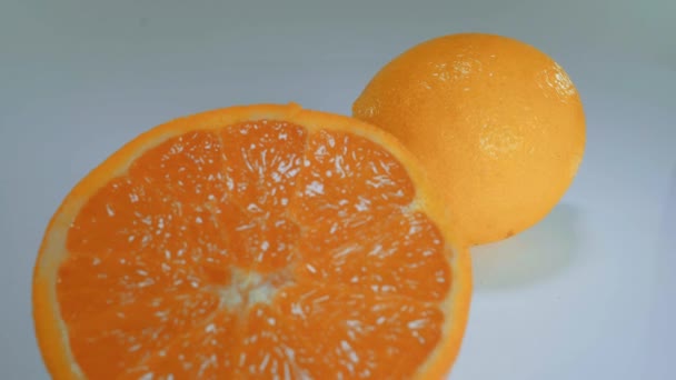 Naranja jugosa - frutas recién cortadas en rodajas — Vídeo de stock