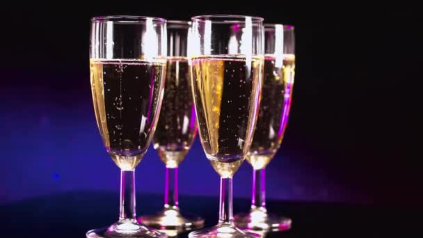 Coloridas copas de champán bellamente iluminadas — Vídeo de stock