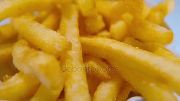 Papas fritas doradas - listas para comer — Vídeo de stock