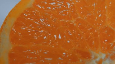 Taze dilimlenmiş portakal - yakın çekim yukarı