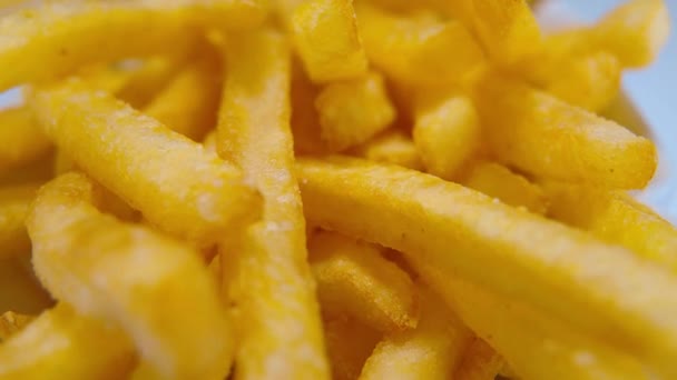 Gebakken aardappel sticks - Franse frietjes vers gebakken — Stockvideo