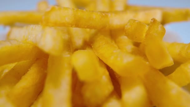 Palitos dorados fritos de deliciosas papas fritas — Vídeos de Stock