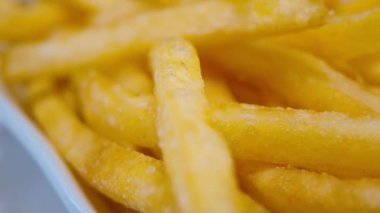 Altın patates kızartması - yemek hazır
