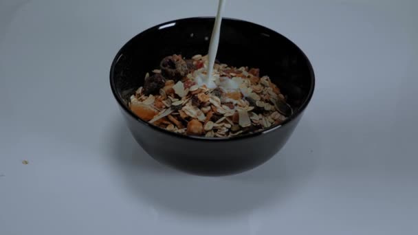 Un tazón de cereales con leche - listo para comer — Vídeos de Stock